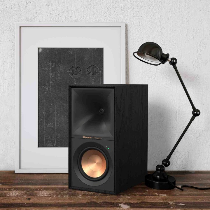 書架喇叭選購指南：單體尺寸與箱體深度如何影響低音？5-8 坪客廳配置攻略